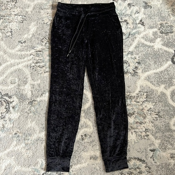 Lululemon Ready To Crush Jogger in Black - Picture 1 of 8